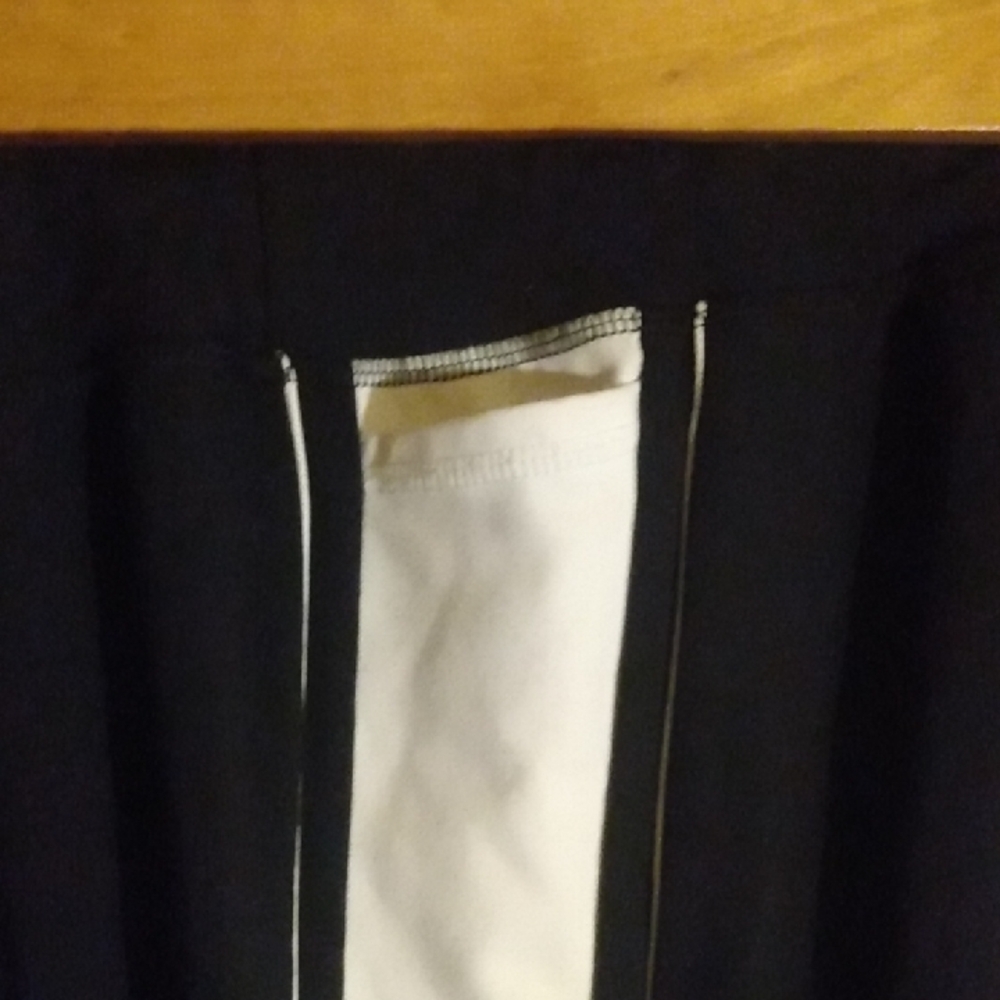 6/$20 Livi Active Black and White Capris - Picture 4 of 7